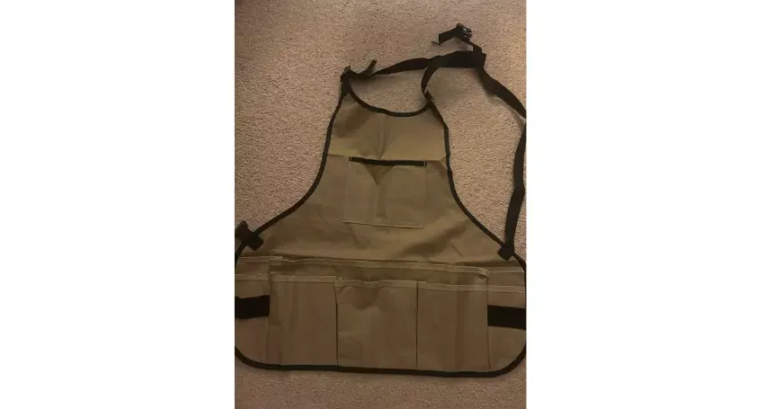 Aprons with multiple pockets