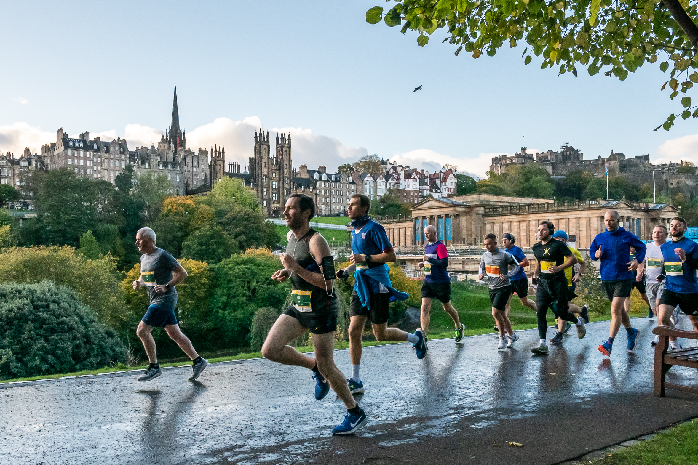 2026 Men’s 10K Edinburgh, photo of event participants running along the route with historic Edinburgh landmarks in the background, including Edinburgh Castle and the National Galleries of Scotland