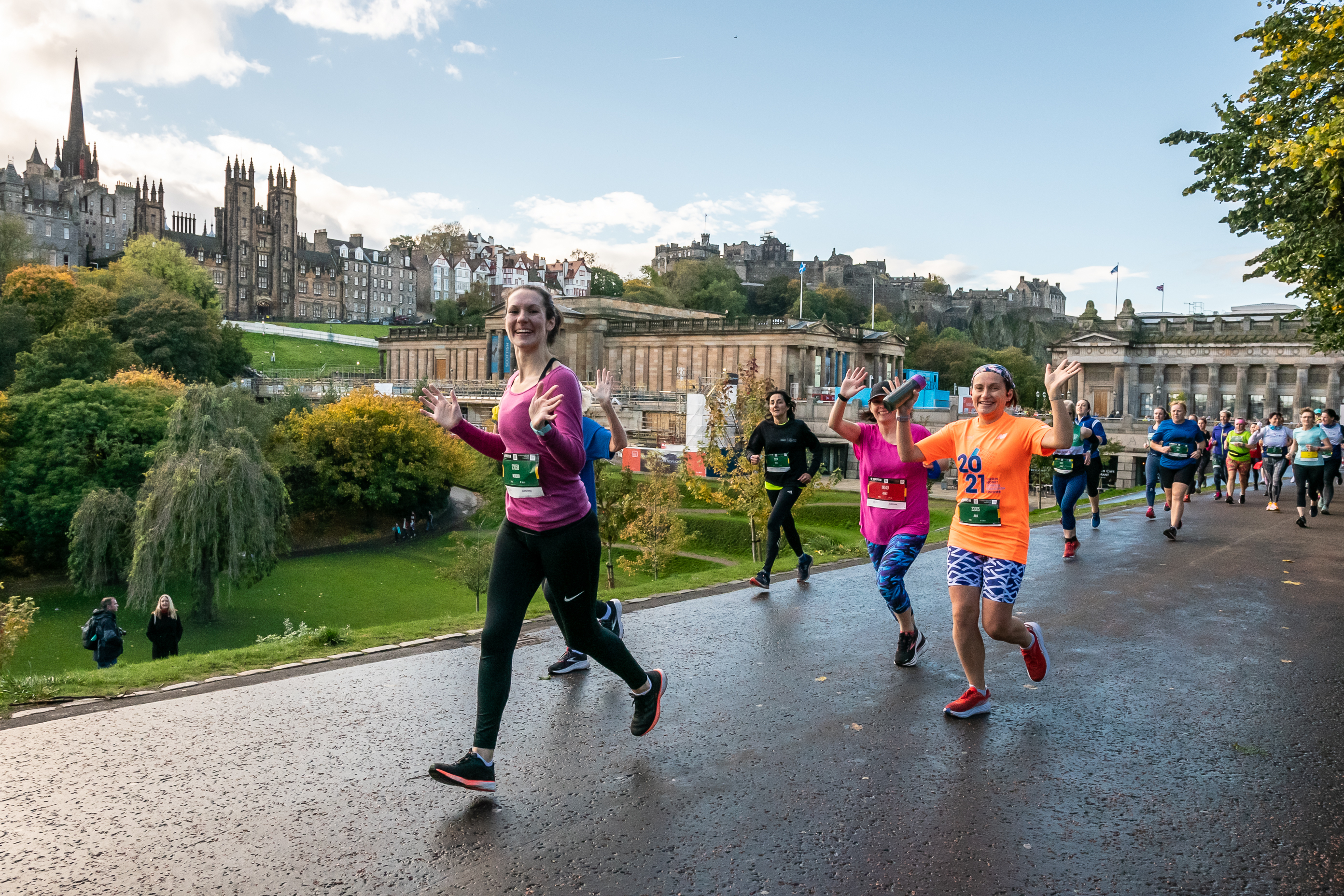 2026 Women’s 10K Edinburgh, photo of event participants running along the route with historic Edinburgh landmarks in the background, including Edinburgh Castle and the National Galleries of Scotland