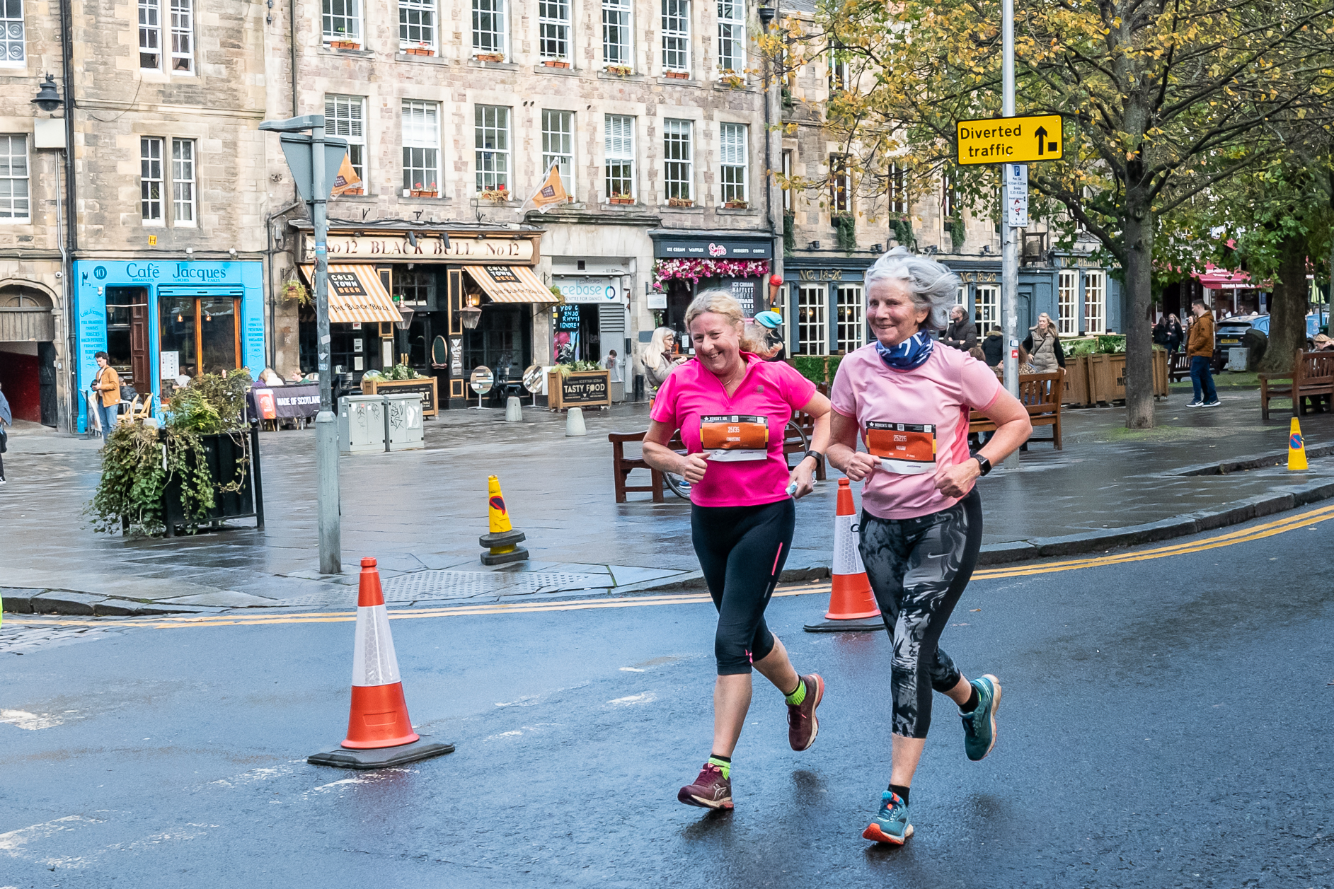 2026 Women’s 10K Edinburgh, photo of event participants running along the route through the streets of Edinburgh